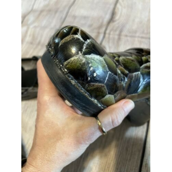 Dansko 39 Emerald Green Snake Scale Pattern Nursing Clogs Womens Shoe Size 8.5 - Picture 11 of 11